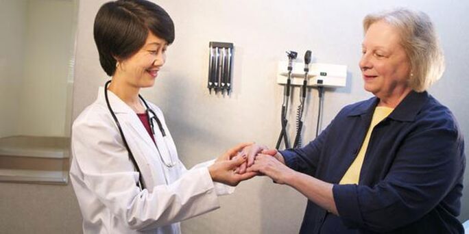 дарыгер оору үчүн манжаларын текшерет